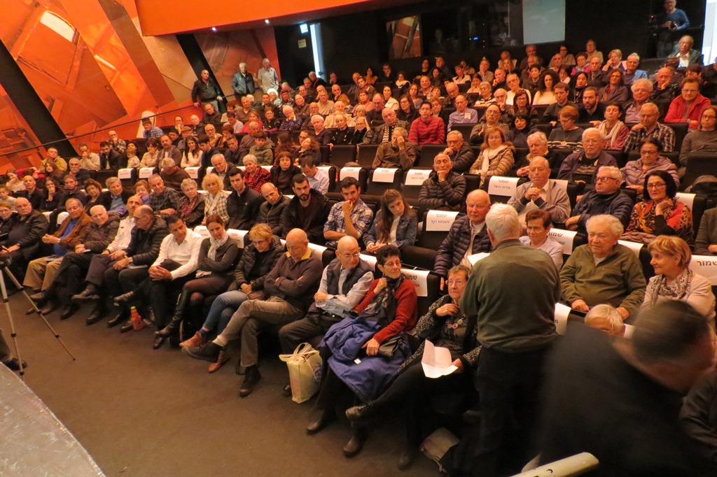 תמונה ד"ר מוטקה נאור מחבר הספר בדברים לקהל הנוכחים