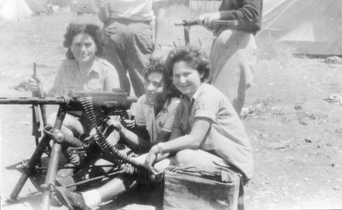 הבנות בגדוד