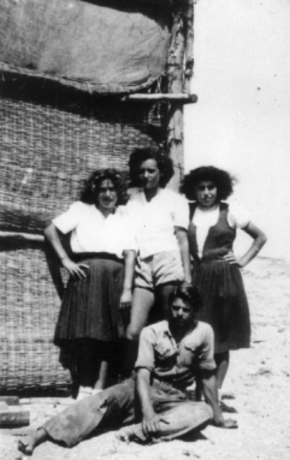 שמח באוהלים, בעיקר כשהבנות באות לבקר