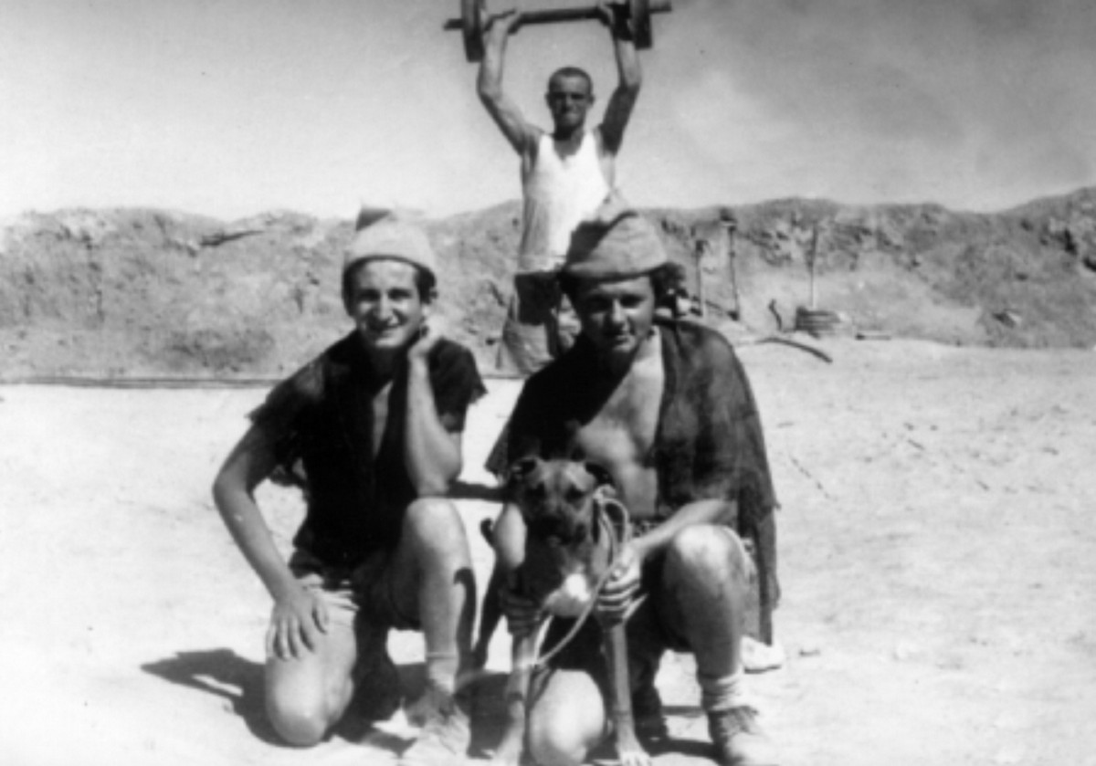 תמונה קבוצתית עם הכלבה אוכמא
