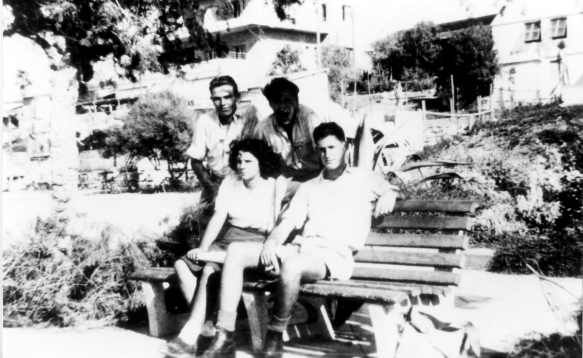 שמוליק וזוהרה עם חברים