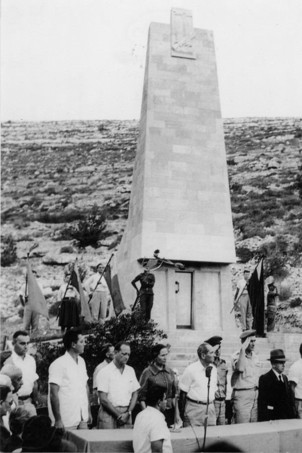 אנדרטת הזיכרון בקרית ענבים לנופלים בקרבות חטיבת "הראל"