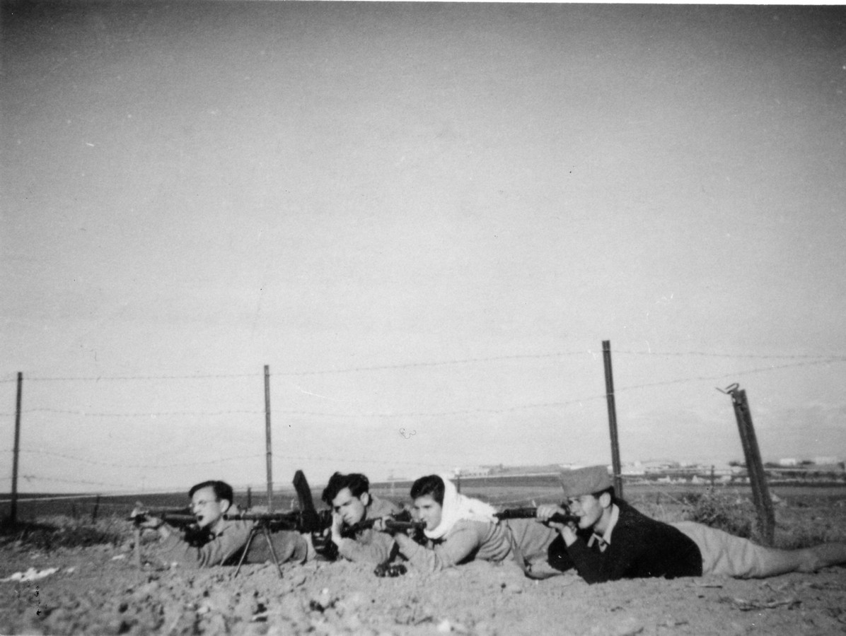 המכבי הצעיר גרעין ה-במתחם מקורות מעל קיבוץ ניר-עם