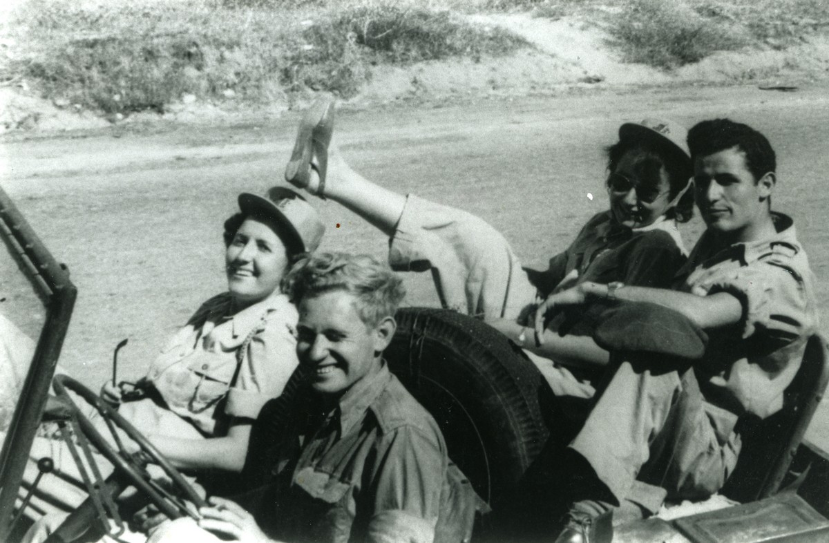 מכונאים, אנשי תחזוקה ומטה.