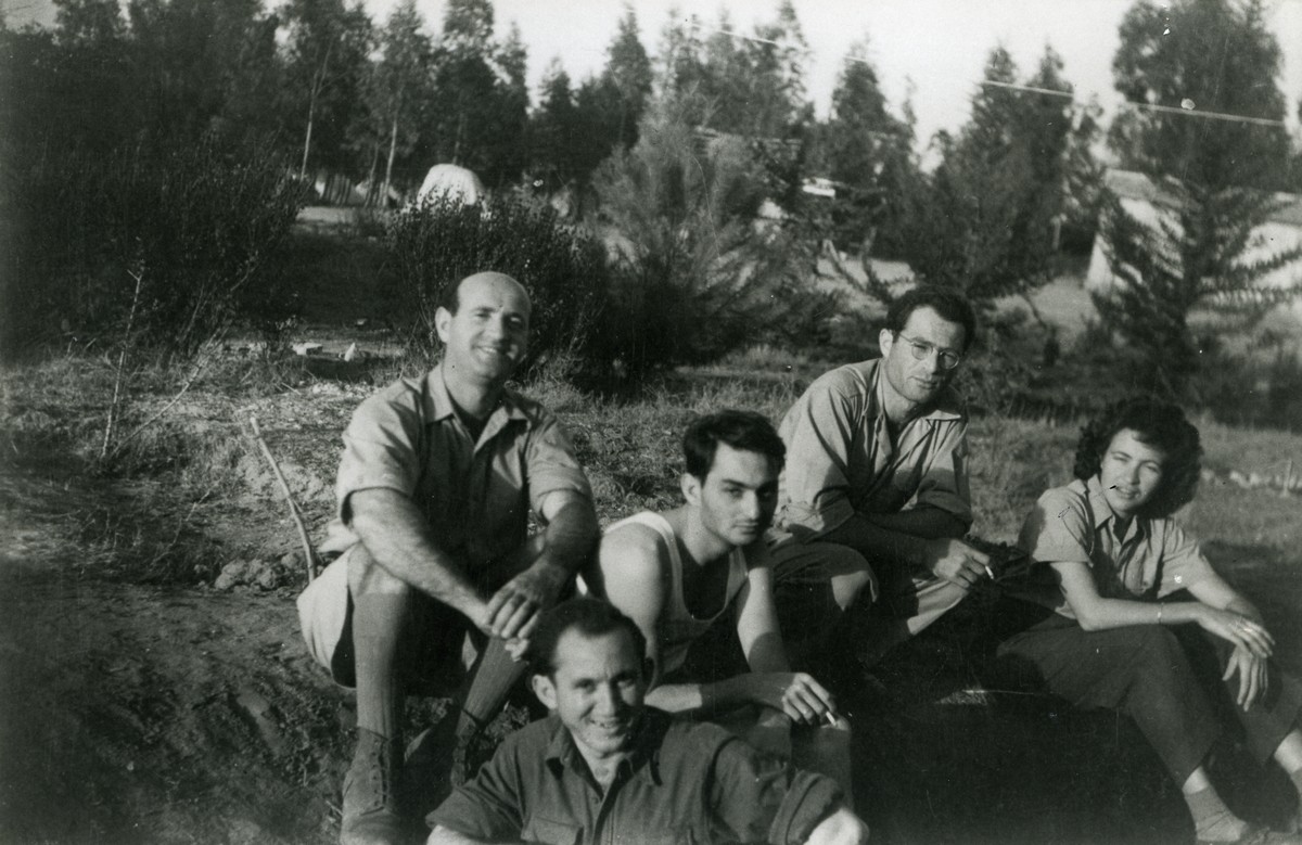 מכונאים, אנשי תחזוקה ומטה.