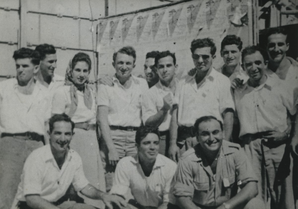 עם כנפי חיל-האוויר