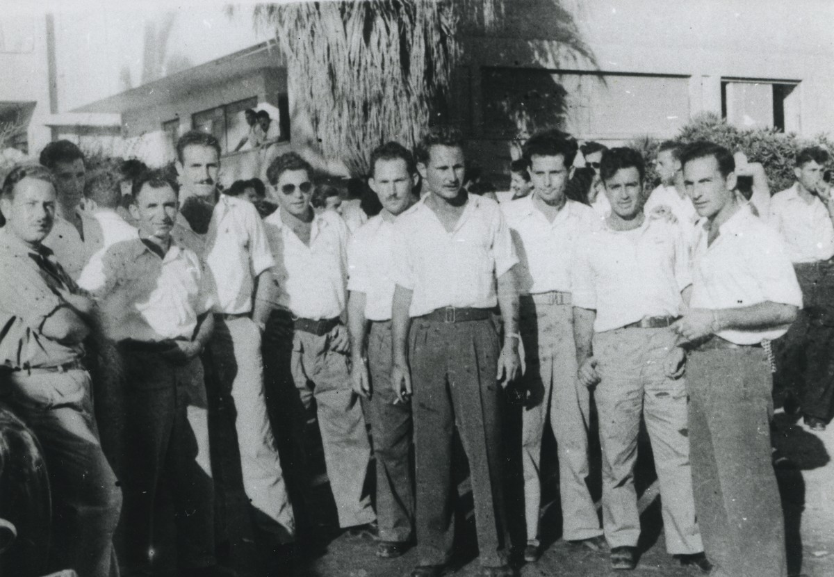 עם כנפי חיל-האוויר
