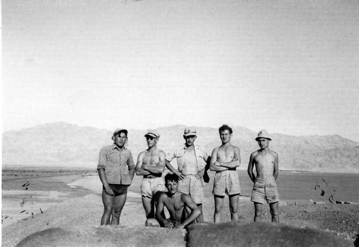 ליד מפרץ אילת, ברקע הרי אדום. 