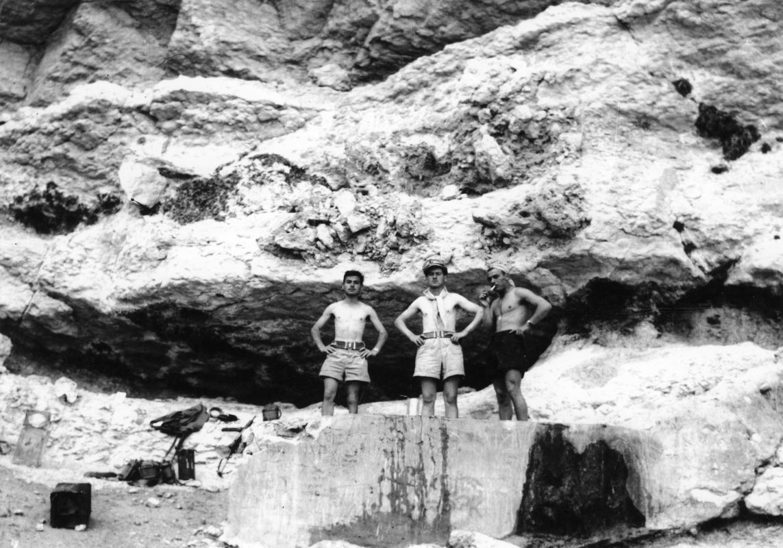 בקניון ליד ראס אל נקב, משמאל אריה וינשטיין, לידו הרויטר