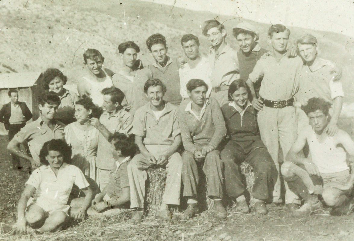 תמונה של ראשוני קבוצת הרועים, אלונים בקריית חרושת. ספטמבר 1935, רחביה עומד שלישי משמאל.  תמונה