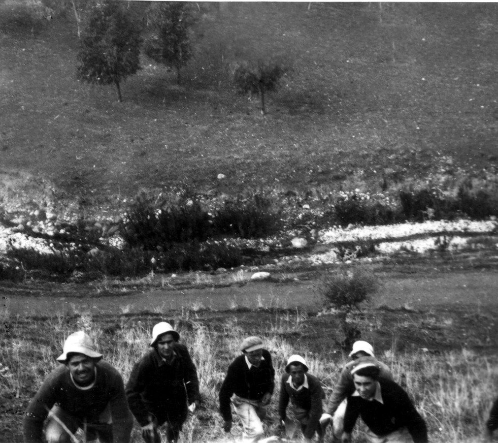 המחלקה הדתית ביריה 1942-1947, תיאור התמונה: סיורים טיולים וקטעי הווי - המחלקה בסיור שטח, מופיעים בתמונה: משמאל: עקיבא כהן מראל, שלמה רנדסברג, נתקבל מ: יהודה ניצן : ת"א תמונה