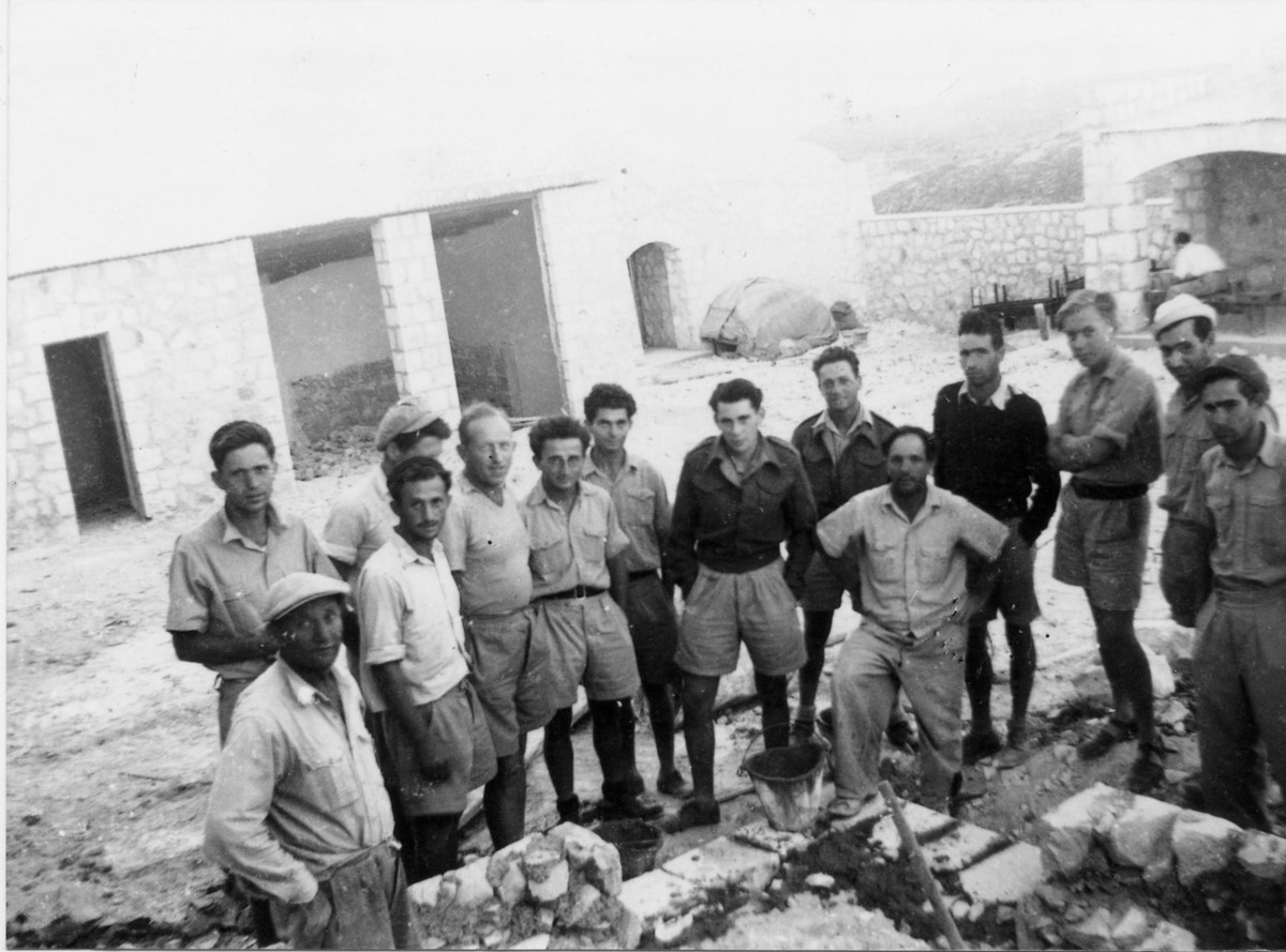 המחלקה הדתית ביריה 1942-1947, תיאור התמונה: העלייה לביריה - מבנה המצודה באמצע הקמתו, מופיעים בתמונה: בין המצולמים: עקיבא כהן, שרגא בר-ניב, פרץ פרנל, דוד טטלבוים, יהודה קליין, משה המבורגר, שלמה רנדסברג תאריך צילום: 1945, נתקבל מ: יהודה ניצן : ת"א תמונה