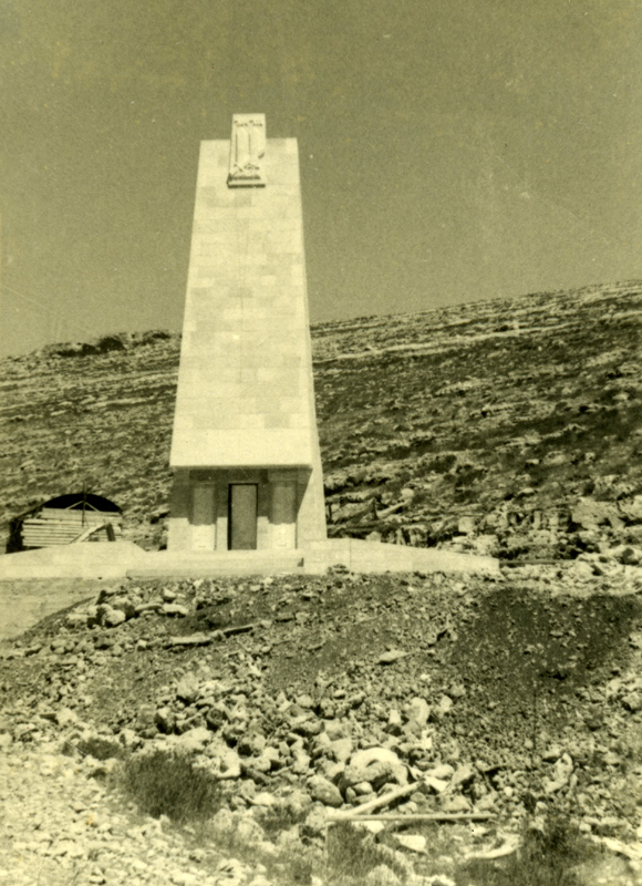 האנדרטה בבית העלמין בקריית ענבים  תמונה