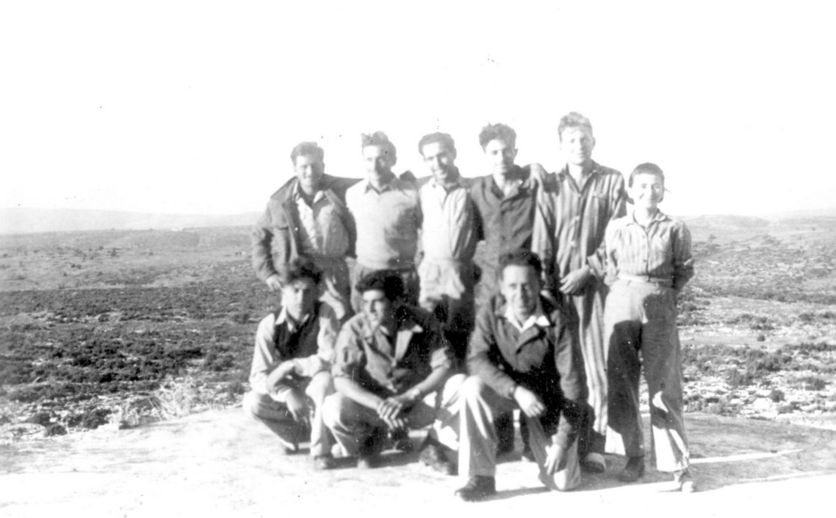 הגדוד הראשון, פלוגה א', הכשרת משמר העמקים. תיאור התמונה: פעילות מבצעית - לעזרת יחיעם ביום העלייה. מופיעים בתמונה: מימין: אורי, עמרם ארצי (נפל בדגניה), מרדכי עזרא, דובי, ישראל אלוני (נפל עם הל"ה), אליהו, הבחורה לא מזוהה. תאריך צילום: 12/1946. נתקבל מ: מרגה קריב תמונה