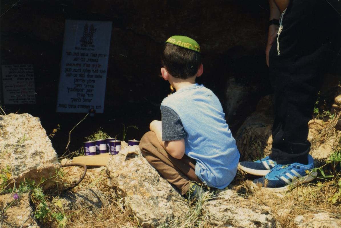 הדלקת נר זיכרון לזכרם של יצחק וחבריו במערה ליד נבי יושע תמונה