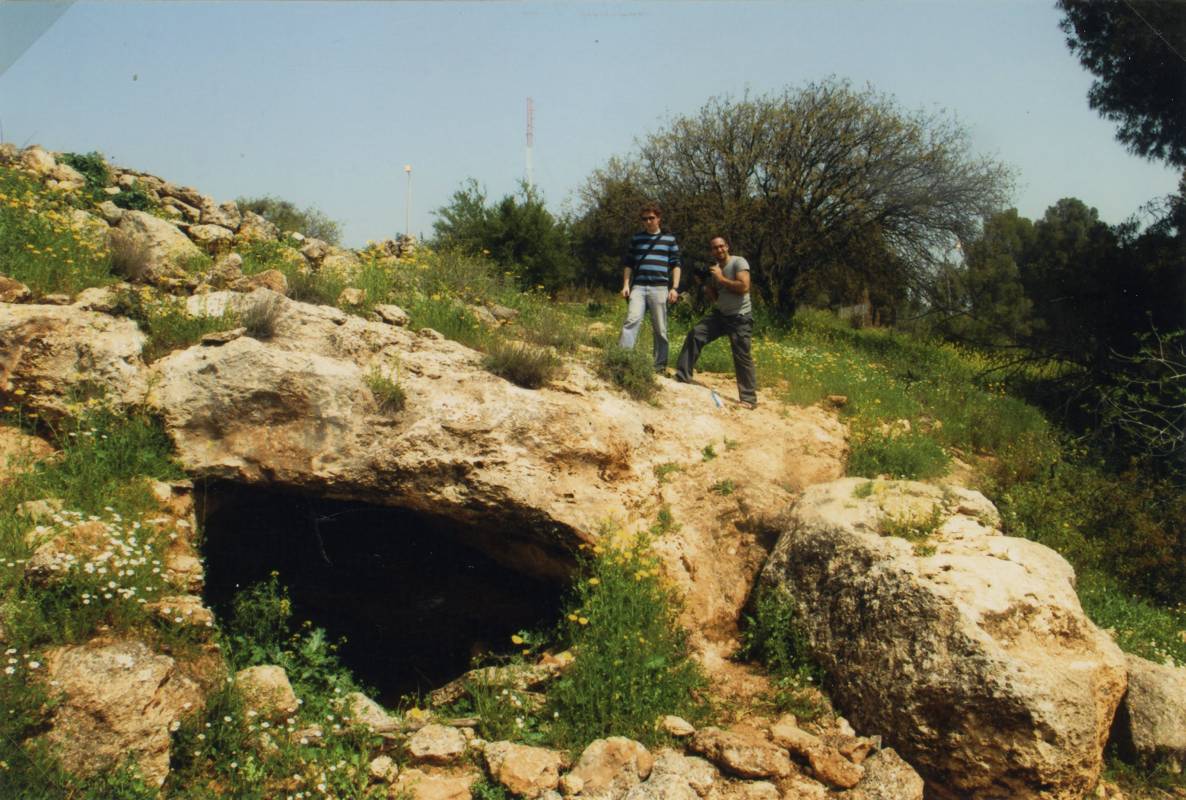 המערה בה מצאו יצחק וחבריו את מותם ליד נבי יושע תמונה