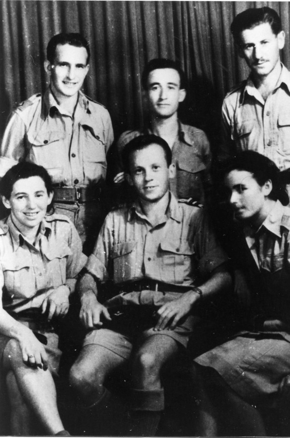 בסיס היציאה - בארי, מזרח איטליה מופיעים בתמונה: ראובן דפני, צדוק דורון, אבא ברדיצ'ב, שוריקה ברוורמן, אריה אורני, חביבה רייק תמונה