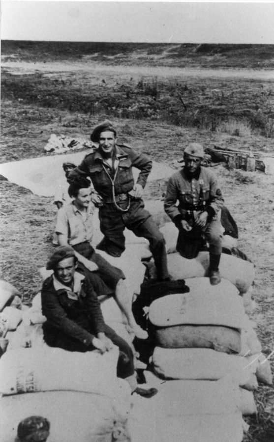 דיוקני הצנחנים - עם פרטיזנים מופיעים בתמונה: יונה רוזן, אבא ברדיצ'ב תמונה