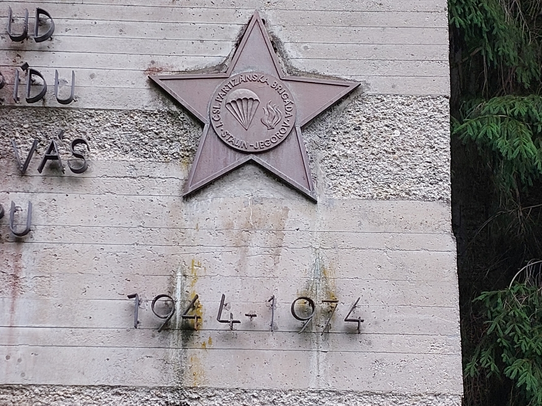 סמל הצנחנים על האנדרטה לזכר צנחני הישוב אשר פעלו במקום זה, חביבה רייק, צבי בן יעקב, רפי רייס, חיים חרמש תמונה