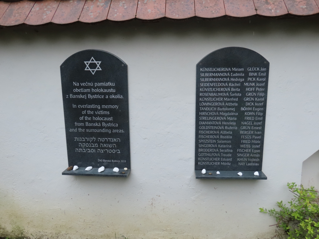 גינת חביבה רייק, שלט ההנצחה לזכר הנופלים תמונה
