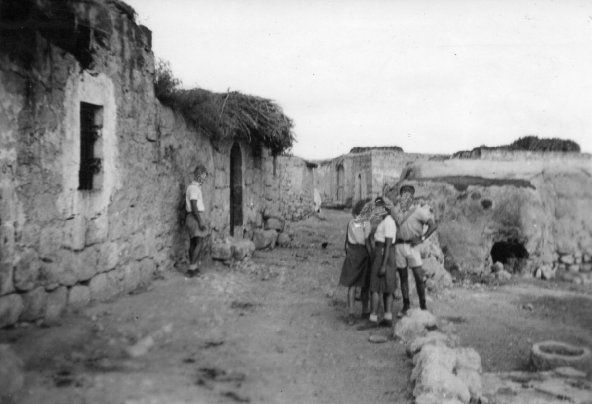 פלוגה ג', הכשרת נען, תיאור התמונה: סיור ברחובות הכפר אל-קובאב לצורך הכנת תיק כפר. מטעמי זהירות טושטשו פני הסיירים, מופיעים בתמונה: יצחק זמיר, גיטה טאובה, זהבה ליטבק, שלום קפלן,  תמונה