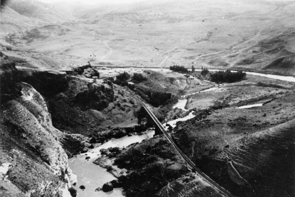 גשר אל-חמה ממבט על מרמת הגולן תמונה